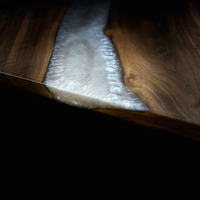 Ръчно изработена дизайнерска маса от масивно дърво и епоксидна смола