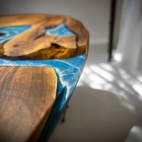 Ocean Depth – Ръчно изработена елипсовидна маса с морски епоксиден ефект