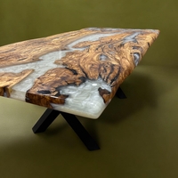 Ръчно изработена епоксидна маса от маслиново дърво