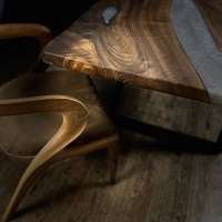 Ръчно изработена дизайнерска маса от масивно дърво и епоксидна смола