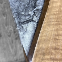 Ръчно изработена маса от масивно дърво с фюме-сребрист морски ефект и прозрачен епоксиден слой