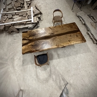 Ръчно изработена маса от масивно дърво Live Edge с естествени цепнатини