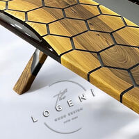 Ръчно изработена маса от масивно дърво с геометричен хексагонален дизайн и епоксидна река