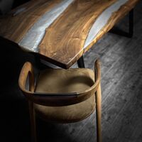 Ръчно изработена дизайнерска маса от масивно дърво и епоксидна смола