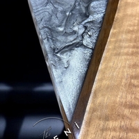 Ръчно изработена маса от масивно дърво с фюме-сребрист морски ефект и прозрачен епоксиден слой