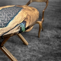 Ръчно изработена епоксидна маса с народни мотиви от плат