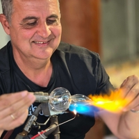 Вижте как се правят стъклени играчки