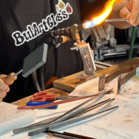 Вижте как се правят стъклени играчки