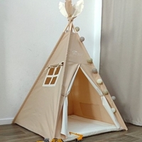 Едноцветна неутрална палатка в бежово с дебело килимче