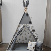 Елени в гората в сиво