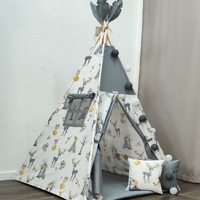 Елени в гората в сиво