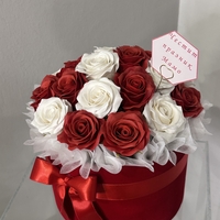 Рози от пластичен сапун в луксозна кутия черно с бяло