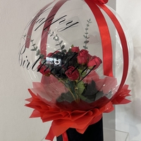 Кристален балон с черно червени рози