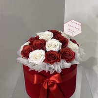 Рози от пластичен сапун в луксозна кутия черно с бяло