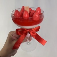 Соева свещ в чаша с ягоди