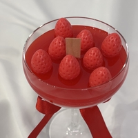 Соева свещ в чаша с ягоди