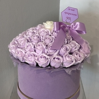 51 броя рози от пластичен сапун лилави