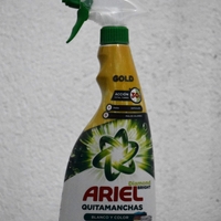 Препарат за премахване на петна от дрехи Ariel