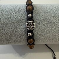 Плетена гривна с метален кръст и дървени мъниста