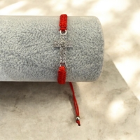 Православна гривна с кръст – червен конец и сребрист елемент с камъни