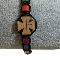 Ръчно изработена гривна с дървен кръст и цветни мъниста