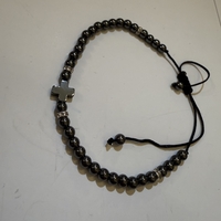 Гривна от хематит с кръст