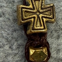 Плетена гривна със златисти елементи и кръст