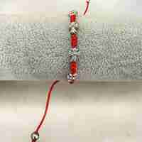Православна гривна с кръстове – червен конец и сребристи елементи