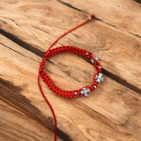 Православна гривна с кръстове – червен конец и сребристи елементи