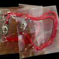 Сребърна гривна 925 с икона на Света Богородица – червен конец