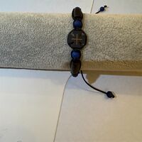 Гривна с дървен кръст и сини мъниста