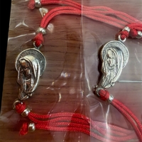 Сребърна гривна 925 с икона на Света Богородица – червен конец