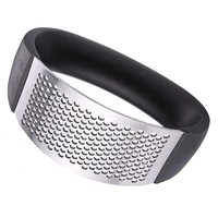 Presa usturoi manuala, Neo™ Kitchen®, neagra, curbata, inox, usor de curatat, zdrobitor manual curbat
