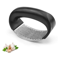 Presa usturoi manuala, Neo™ Kitchen®, neagra, curbata, inox, usor de curatat, zdrobitor manual curbat