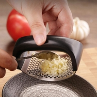 Presa usturoi manuala, Neo™ Kitchen®, neagra, curbata, inox, usor de curatat, zdrobitor manual curbat