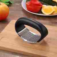 Presa usturoi manuala, Neo™ Kitchen®, neagra, curbata, inox, usor de curatat, zdrobitor manual curbat