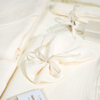 Trusou PREMIUM din muselina crem cu broderie, in cufar de lemn, model DELICATE