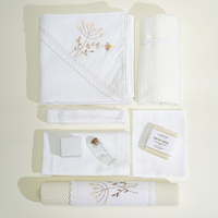 Trusou botez PREMIUM din muselina alba, in cufar de lemn, cu broderie FLORI DE CAMP