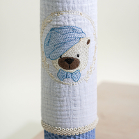 Lumânare botez din ceară naturală „Teddy Dreams” – cu ursuleț brodat Baby blue