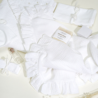 Trusou botez „White of Pearls” din muselină albă cu volănașe și perle – set complet premium