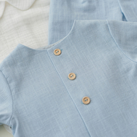 Costumaș de botez „Dar de la Dumnezeu” din in baby blue și muselină