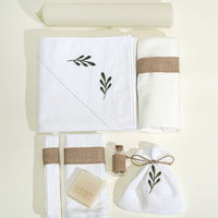 Trusou PREMIUM din muselina alba cu broderie, in cufar de lemn, model FRUNZA DE MASLIN