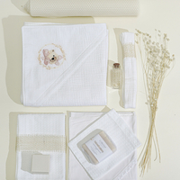 Trusou pentru botez, din muselină alba, cu broderie „Teddy Dreams” roz