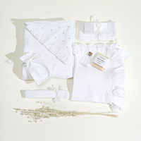 Trusou botez „White of Pearls” din muselină albă cu volănașe și perle – set complet premium