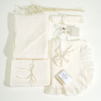 Trusou PREMIUM din muselina crem cu broderie, in cufar de lemn, model DELICATE