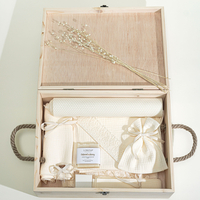 Trusou PREMIUM din muselina crem cu broderie, in cufar de lemn, model DELICATE