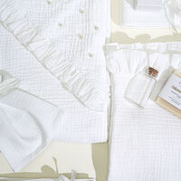 Trusou botez „White of Pearls” din muselină albă cu volănașe și perle – set complet premium