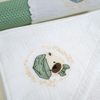 Trusou pentru botez, din muselină alba, cu broderie „Teddy Dreams” mint