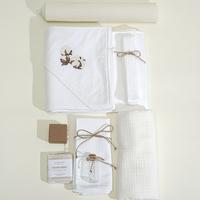 Trusou PREMIUM din muselina alba cu broderie, in cufar de lemn, model FLORI DE BUMBAC