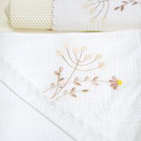 Trusou botez PREMIUM din muselina alba, in cufar de lemn, cu broderie FLORI DE CAMP